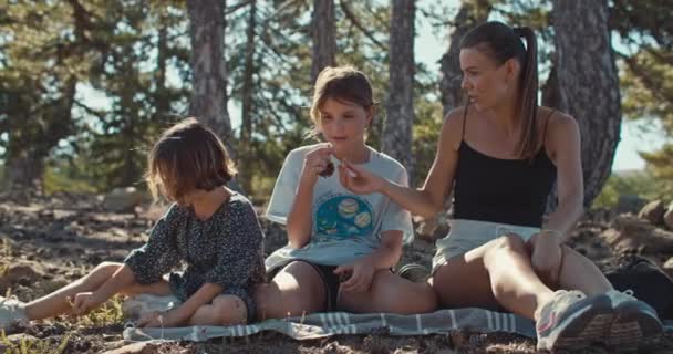 Мать Дочери Сидят Одеяле Пикнике Лесу Родители Дети Проводят Время — стоковое видео