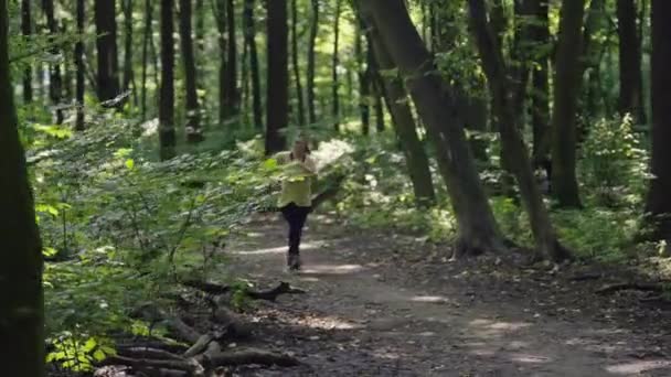 フィットネス目標の達成 キュレーターの女性が森のセレン トレイルでジョギング 健康とダイエットの旅 高品質の4K映像 — ストック動画