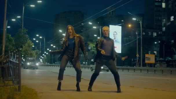 Пара Танцоров Танцуют Высоких Каблуках Улицах Ночного Города Городские Движения — стоковое видео