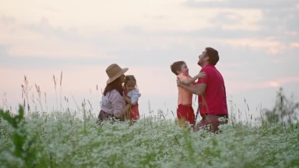 Família Caucasiana Feliz Brincando Juntos Campo Pôr Sol Pais Jogam — Vídeo de Stock