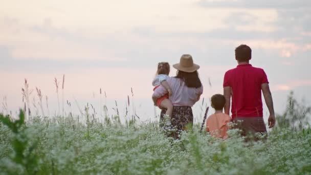 Smiling Parents Engaging Children Sunset Concept Joyful Childhood Warmth Parental — Vídeo de Stock