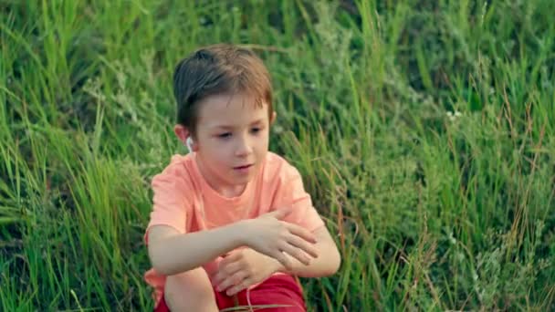 Symphonic Serenade Captivating Tale Little Boy Listening Music Dancing Meadow — Vídeo de Stock