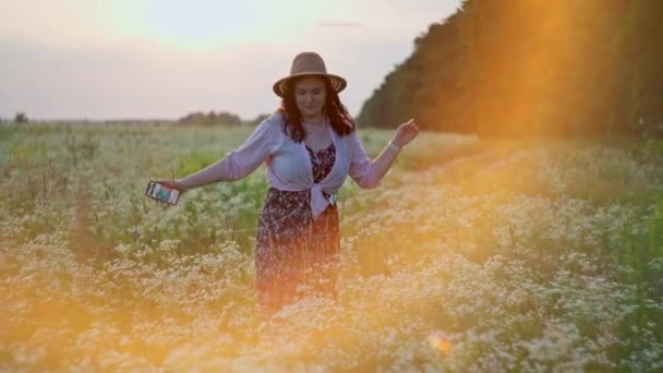 Mujer Caucásica Sombrero Bailando Campo Atardecer Concepto Sonrisas Feliz Chica — Vídeos de Stock