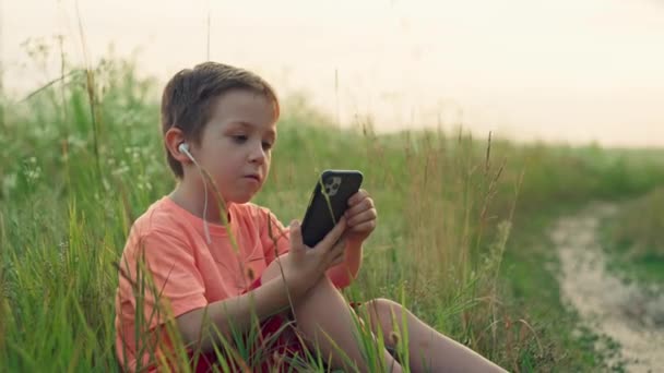 メロディック ディライト 草の中の音楽と遊び心のあるダンスを通して子供時代の喜びを受け入れる 高品質4K映像 — ストック動画