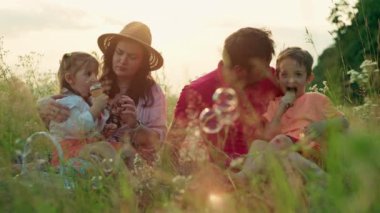 Aile Saadeti: Avrupa Aile Dondurması Zevki, Parkta Mutlu Anılar Oluşturmak. Yüksek kalite 4k görüntü