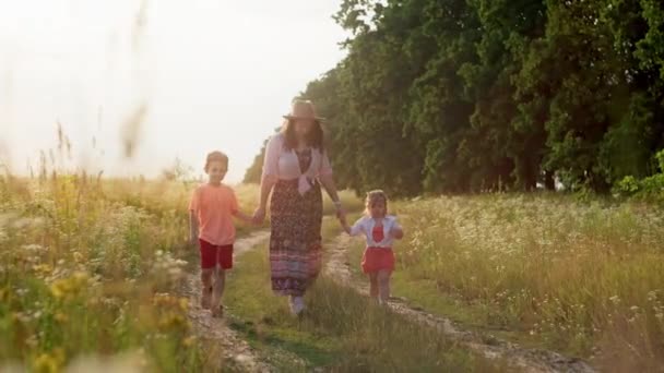 Video Mágico Una Madre Caminando Por Camino Rural Sosteniendo Sus — Vídeos de Stock