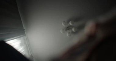 Çantadan bakınca, kız içine kıyafet koyuyor. Denize açılmadan önce tişört ve şort katlamak. Yüksek kalite 4k görüntü