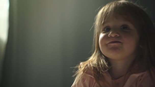 Gülümseyen Neşeli Beyaz Bir Kız Çocuğunun Portresi Mutlu Çocukluk Kavramı — Stok video