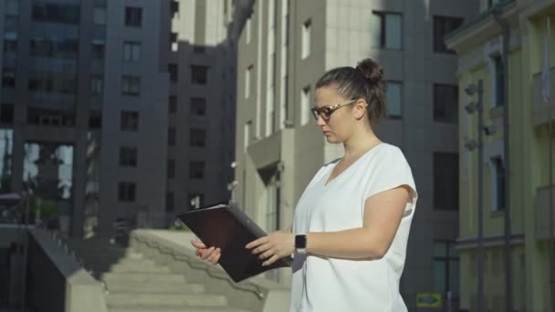 Kaukasische Geschäftsfrau Setzt Sich Eine Brille Auf Und Bereitet Sich — Stockvideo