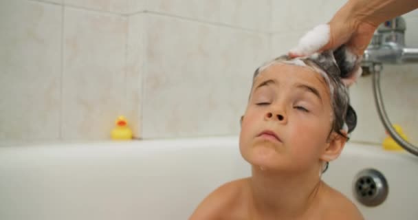 关爱时刻 拥抱沐浴的喜悦 就像母亲温柔地在抚慰水中清洁她的孩子的头发 高质量的4K镜头 — 图库视频影像