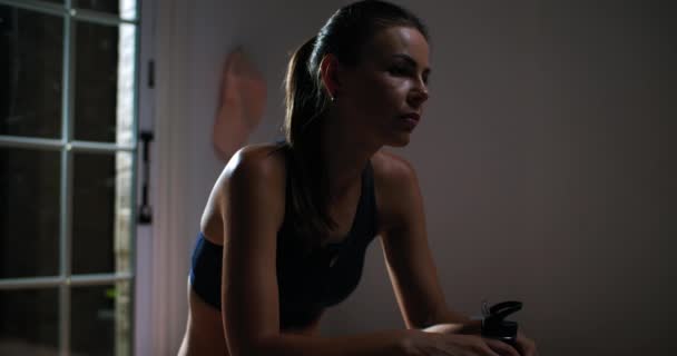 Κουρασμένη Γυναίκα Μετά Μάθημα Γυμναστικής Στο Σπίτι Πορτρέτο Ενός Κοριτσιού — Αρχείο Βίντεο
