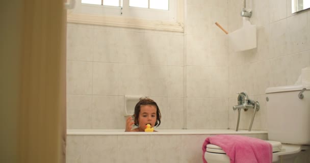 Gleeful Bathing Moments Een Inhoud Glimlachend Kind Volledig Verwikkeld Vreugde — Stockvideo