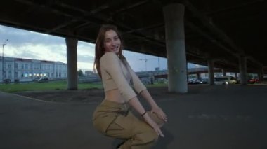 Modaya uygun bir dansçı şehir manzarasında sokak dansı yapıyor. Şehrin ritmi, kadınların müzik ve dans hareketlerinde. Yüksek kalite 4k görüntü
