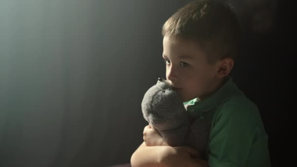 コーカサス人の少年がテディベアのおもちゃを抱きしめる 子供の愛 最高のお気に入りの玩具 子供の親友の概念 高品質の4K映像 — ストック動画