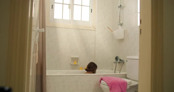 아이가 목욕하는 놀고있다 아이는 목욕하고 화장실에 튀기고있다 고품질 — 비디오