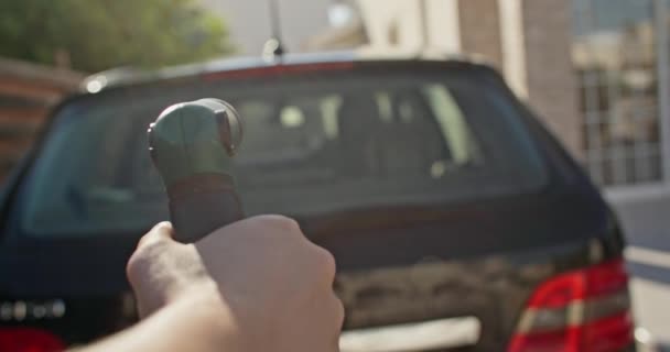Zbliżenie Kobiecej Dłoni Trzymającej Wąż Myjącej Samochód Wodą Czyszczenie Samochodu — Wideo stockowe