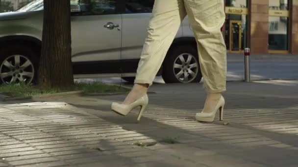 일하러가는 하이힐에 사업가의 다리의 클로즈업 그녀의 폴더와 태블릿을 소녀는 도시의 — 비디오