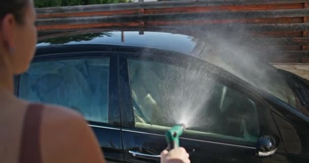 Uwolnienie Połysku Dedykowana Kobieta Obejmuje Wyzwanie Mycia Samochodów Zapewniając Jej — Wideo stockowe