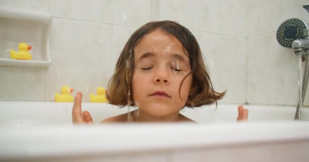 Zanurzony Radości Zanurzenie Cudzie Rozkoszy Dziecięcej Kąpieli Wysokiej Jakości Materiał — Wideo stockowe