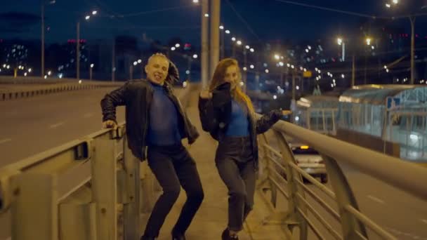 Tánc Harmóniában Európai Táncosok Lenyűgöző Teljesítménye Városi Tájban Kiváló Minőségű — Stock videók