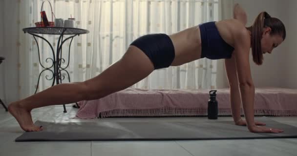 Mujer Feliz Practica Aptitud Estera Casa Deportes Activos Ejercicios Yoga — Vídeo de stock