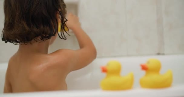 ความส ขของน ารวจเล การผจญภ ยเวลาอาบน เศษก บเป เหล องและเล าจอย — วีดีโอสต็อก