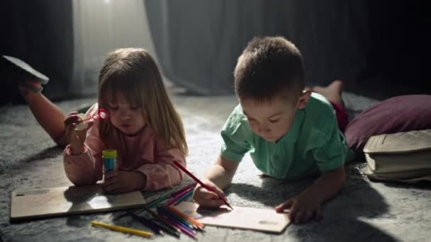 Erkek Kız Kardeş Evde Yerde Kalemlerle Resim Yapar Faydalı Bir — Stok video