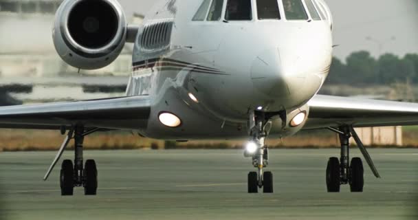 民間のビジネスジェット機が空港で離陸する 飛行機は滑走路に移動する 高品質の4K映像 — ストック動画