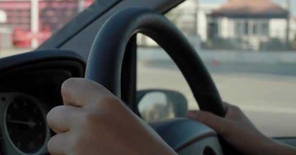 Gros Plan Une Femme Mains Sur Volant Conduisant Une Voiture — Video