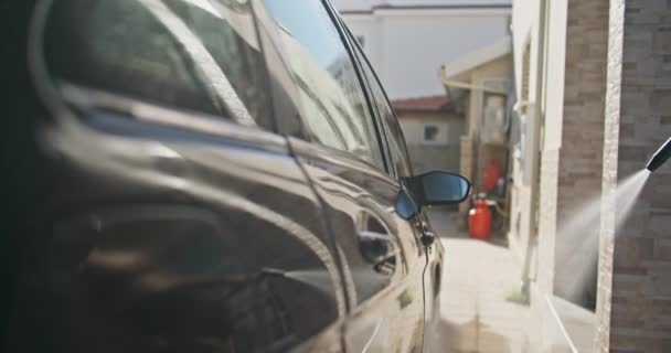自宅で車の詳細 デリケート女性は 洗濯と忘れられないロードトリップのための彼女の車を準備でプライドを取ります 高品質の4K映像 — ストック動画