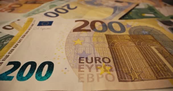 Close Duzentas Notas Euro Deitadas Sobre Mesa Transferências Bancárias Dinheiro — Vídeo de Stock