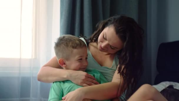 Mamá Está Divirtiendo Jugando Con Hijo Cama Dormitorio Feliz Infancia — Vídeo de stock