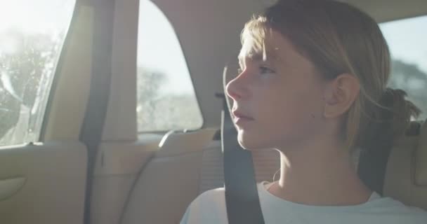 Vit Tonårstjej Sitter Baksätet Bil Med Säkerhetsbälte Ett Barn Åker — Stockvideo