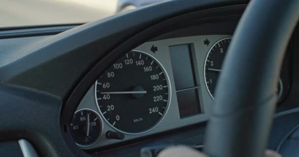 Крупним Планом Спідометр Автомобіля Жіночі Руки Тримають Кермо Голка Спідометра — стокове відео