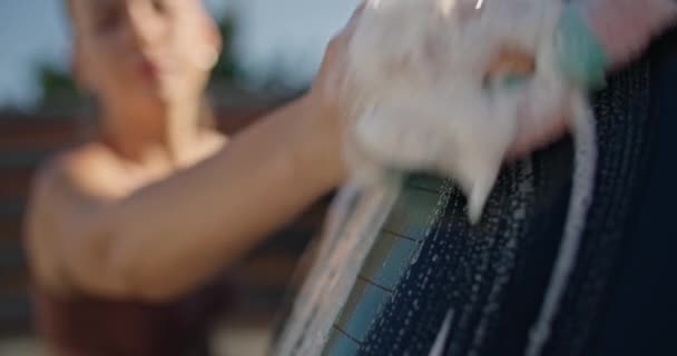 Una Donna Lava Auto Con Panno Schiuma Nel Cortile Casa — Video Stock