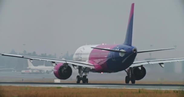 Samolot Pasażerski Podróżuje Pasie Startowym Lotniska Wysokiej Jakości Materiał — Wideo stockowe