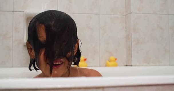 Bubbling Delight Capturando Alegria Riso Banho Infantil Banheiro Imagens Alta — Vídeo de Stock