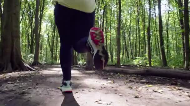 Şişman Bir Kız Ormanda Koşuyor Kilo Vermek Diyet Yapmak Için — Stok video