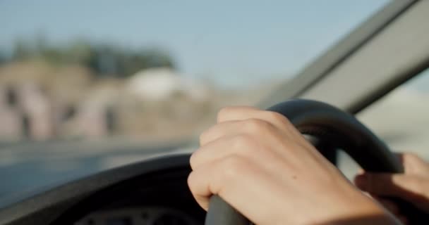 Großaufnahme Weiblicher Hände Lenkrad Eines Autos Ein Geschäftsmann Pendelt Morgens — Stockvideo