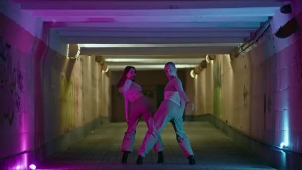 Kentsel Zarafet Avrupalı Dansçılar Yüksek Topuklarda Yeteneklerini Hilarys Hit Ritmine — Stok video