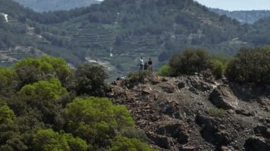 Mistik Kıbrıs ve Göklerden Gelen Olimpos Dağı: Efsanevi Efsaneler ve Manzaralar Üzerine Bir Hava Macerası. Yüksek kalite 4k görüntü