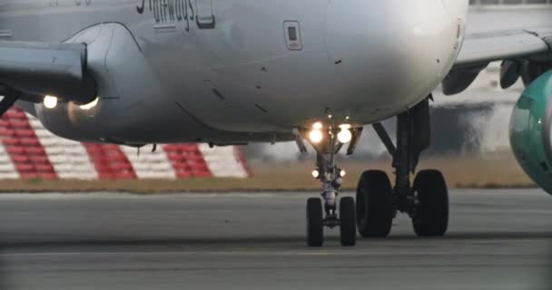滑走路を走行する飛行機の車輪のスローモーションビデオのクローズアップ 航空および旅客フライト 高品質の4K映像 — ストック動画