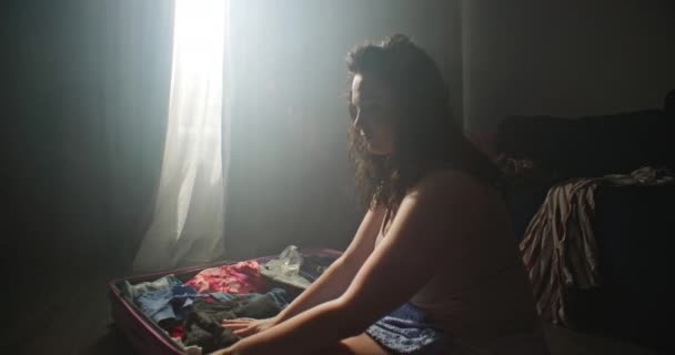 Dívka Sbírá Zavazadla Dává Oblečení Kufru Doma Podlaze Příprava Dovolenou — Stock video
