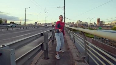 Büyüleyici Şehir Hareketleri: Şehirdeki Avrupa Sokak Dansçısının Zarafeti ve Tutkusu. Yüksek kalite 4k görüntü