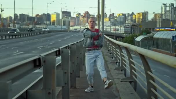 Dynamic Street Dance Talangfull Ung Dansare Utför Freestyle Flyttar Bro — Stockvideo