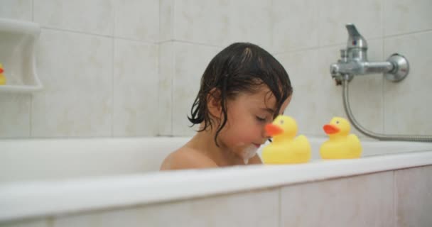 Αγκαλιάζοντας Την Ευτυχία Childs Απολαυστική Ώρα Μπάνιο Κίτρινο Καουτσούκ Duckies — Αρχείο Βίντεο