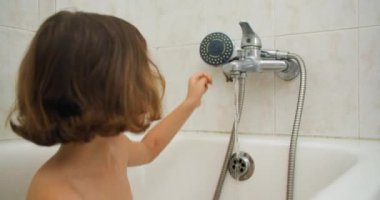 Banyo Zamanının Mutluluğu: Saf Mutluluğu Çocuk Su Sıçratma ve Tuvalette Oynama Olarak Tecrübe Et. Yüksek kalite 4k görüntü