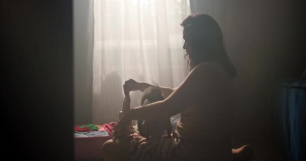 Жінка Збирає Валізу Кладе Неї Одяг Собакою Руках Дівчинка Тварина — стокове відео