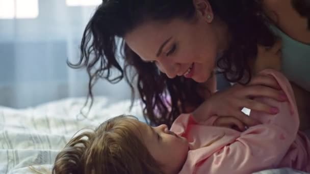 행복한 엄마는 침실에서 침대에서 아기와 재생합니다 부모들은 시간을 보내는 아이들과 — 비디오
