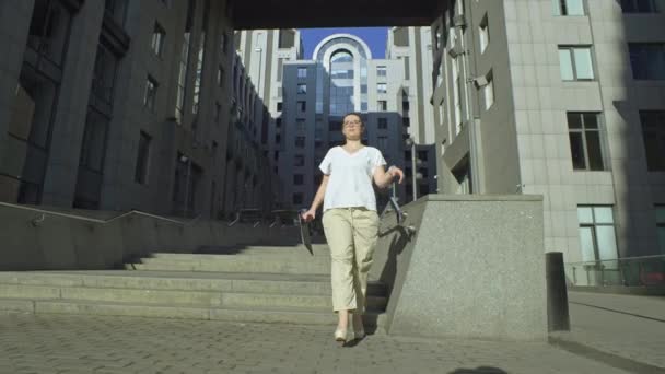 Bir Kadını Yorucu Bir Gününden Sonra Merkezini Terk Eder Bir — Stok video